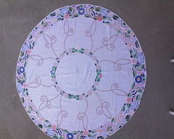 Tablecloth embroidered on circular canvas