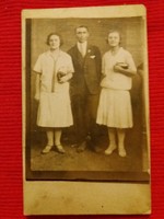 Cc. 1920 Antik szépia fotó két hölgy és egy úr a képek szerint
