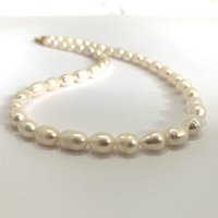Fehér igazgyöngy ( tenyésztett gyöngy) nyaklánc nyakék aranyozott kapoccsal gyöngysor