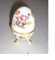 Porcelain jewelry holder with gold-colored metal lock and flower