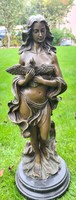 Gigantikus bronz női szobor galambbal, jelzett