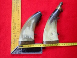 2 Gunpowder holder horns