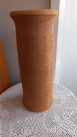 Festetlen cserép padlóváza, 38 cm magas, tetejének átmérője: 15 cm. 1896 gr.