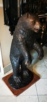 Óriási bronz medve műalkotás