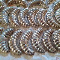 30 retro baking tins