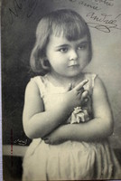 Antik festményszerű fotó képeslap bájos kisleány
