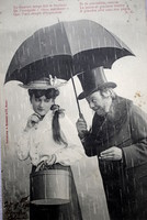 Antik  humosos fotó képeslap esőben esernyővel udvarló úr vonakodó leány masamód  udvarlás