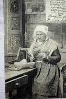 Antik  fotó képeslap szemüveges  öregnéni faklumpából vitorlást csinál