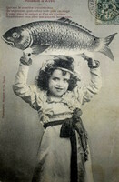 Antik  fotó képeslap  kisleány hal ápr 1.