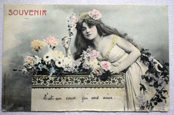 Antik színezett fotó képeslap hölgy virágokkal