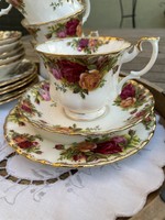 Showcase condition royal albert old country roses breakfast set, tea trio