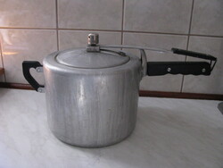 Retro cooking pot