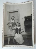 D196099  Régi fotó - Hölgyek népviseletben  1940's