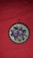 Nagyon szép antik bizsu réz medál rátétes gobelin virágos hímzéssel 4 cm a képek szerint