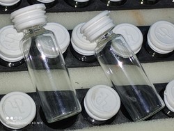 CHINOIN új állapotú üveg gyógyszeres fiolák jelzett gumi kupakkal tároló tartóban 108 db-os készlet