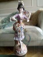 Antik porcelán hölgy legyezővel barokk ruhában, kézzel festett, 1818 jelzett, sérült