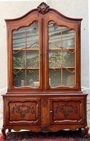 Antik stílusú vitrines neobarokk szekrény