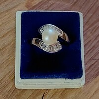 A wonderful silver ring with real pearls and zirconia stones