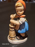 Friedel Bavaria kézzel festett porcelán figura,  nipp szobor köpülő kislány