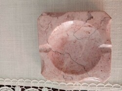 Rózsaszín, erezett ásvány  / márvány hamutál