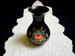 Kézzel színes virággal festett, lakkozott, fekete fa váza 12,5 cm