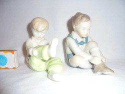 Aquincumi cipőjét kötöző fiú, lány figura, nipp - két darab együtt - a fiú kék nadrágos