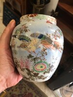 Arita japán porcelán váza, 16 cm-es nagyságú, kézzel festett.