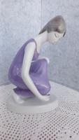Hollóházi porcelán vízmerítő lány, hibátlan, 18,5 cm magas, talpazat 11,5 X 7 cm, jelzett