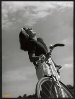 Nagyobb méret, Szendrő István fotóművészeti alkotása. lány biciklivel, kerékpár, jármű, közlekedés,