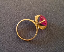 Piros köves aranygyűrű