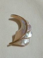 Leaf-shaped brooch made of shells.