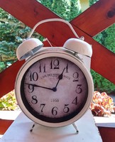 Large battery-powered clock, 32 cm high and 20 cm in diameter