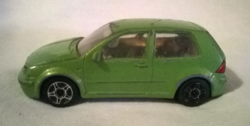 Burago Volkswagen Golf 98 modell autó 1/43