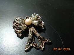 Edwardian silver-plated filigree relief openwork bow brooch with rhinestones and pearls