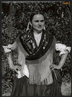Nagyobb méret, Szendrő István fotóművészeti alkotása. Galgamácsa, Pest megye, népviseletben, 1930-as
