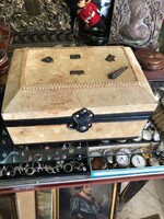 Szecessziós ékszertartó doboz, fából, bőrből, 28 x 20 cm-es.