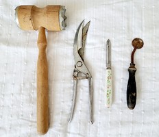 Retró konyhai eszközök: klopfoló, baromfi / csirke olló, hámozó, derelyevágó együtt