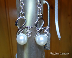 Swan pendant earrings decorated with high-gloss crystal stones and simulated real pearls.