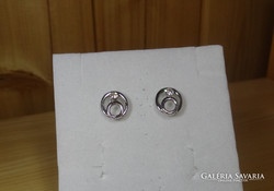Silver-colored earrings with a high shine, hard to wear