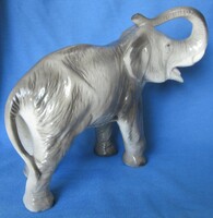Sitzendorf porcelán elefánt, jelzett, 18 cm magas, hossza 22cm, gyártási  hibás