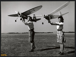 Nagyobb méret, Szendrő István fotóművészeti alkotása. Robbanómotoros repülőmodell verseny, 1930-as