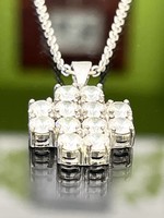 Dazzling silver necklace and pendant