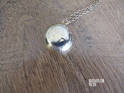 A special necklace with an interesting spherical pendant
