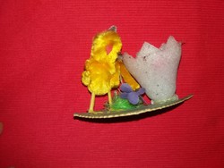 Antik húsvéti asztaldísz tojástartóval és drótvázas kis csibével a képek szerint