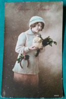 Antik Újévi képeslap, hölgy pénzeszsákot és szerencsepatkót tart a kezében.