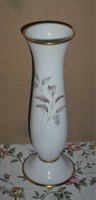 Vintage Furstenberg Német porcelán, aranyozott peremű, levélmintás váza. 20 cm magas.