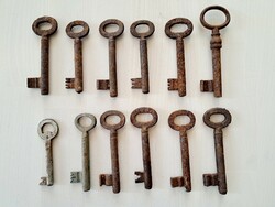 12 Pieces of old keys