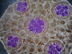 Antik matyó selyemhímzéses terítő (lila, mogyorószín