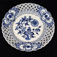 Decorative plate from Meissen with an openwork pattern rim!