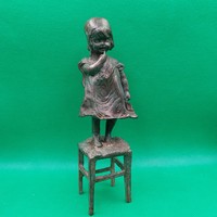 Széken álló kislány szobor